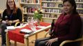 Päivi Alasalmea haastatteli Haukiputaan kirjastossa kirjastonhoitaja Heidi-Maria Hekkala. Kirjailija luki myös otteita uutuuskirjastaan. Kuva: Auli Haapala