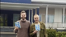 Pavel Tahkovuori ja Benjamin Pitkänen esittelivät kirjaansa Iin lukiolaisille. Kuva: Johanna Säävälä