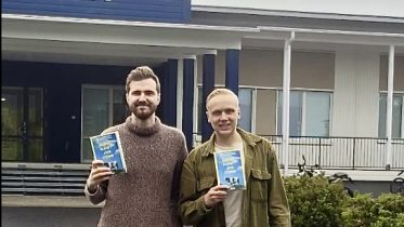 Pavel Tahkovuori ja Benjamin Pitkänen esittelivät kirjaansa Iin lukiolaisille. Kuva: Johanna Säävälä
