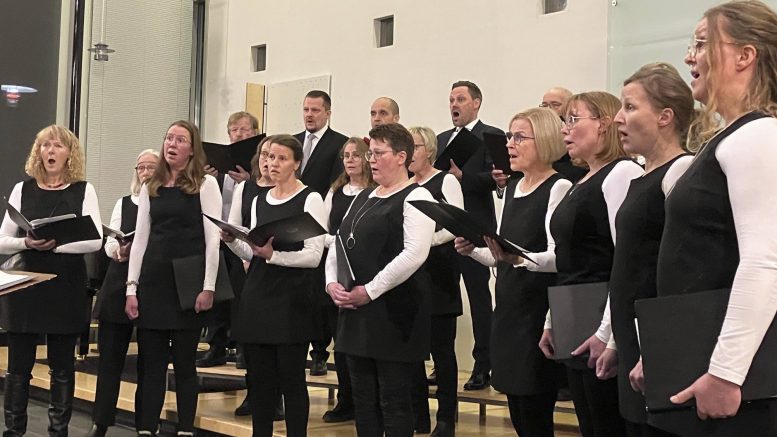 Haukiputaan Kirkon Kamarikuoro esitti Suomalainen rukous-kappaleen. Kuoroa johtivat konsertissa Hennes Kukko ja Hannu Niemelä. Kuvat: Auli Haapala