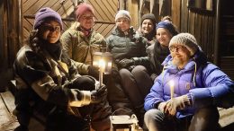 Koiteli elää -tuotantotiimin Saara Palo-oja, Mari Järvinen, Jaana Huttula, Sipe Åqvist, Reetta Häyrynen ja Antti Kontio odottavat tulevaa festarivuotta täpinöissään. Porukan hyvä henki on luonut ainutlaatuisen tavan toimia ja toteuttaa Suomen kauneinta festivaalia. Kuva: Teea Tunturi