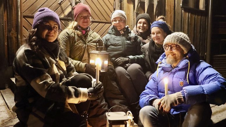 Koiteli elää -tuotantotiimin Saara Palo-oja, Mari Järvinen, Jaana Huttula, Sipe Åqvist, Reetta Häyrynen ja Antti Kontio odottavat tulevaa festarivuotta täpinöissään. Porukan hyvä henki on luonut ainutlaatuisen tavan toimia ja toteuttaa Suomen kauneinta festivaalia. Kuva: Teea Tunturi