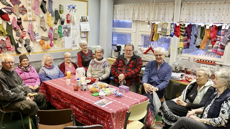 Ylikiimingin Piispankamarille kokoontuu joka perjantai hyväntuulinen joukko, ja kokoontumisen kahvirahat sekä käsitöiden myyntitulot ohjataan Kiimingin seurakunnan lähetystyöhön. Kuva: Teea Tunturi