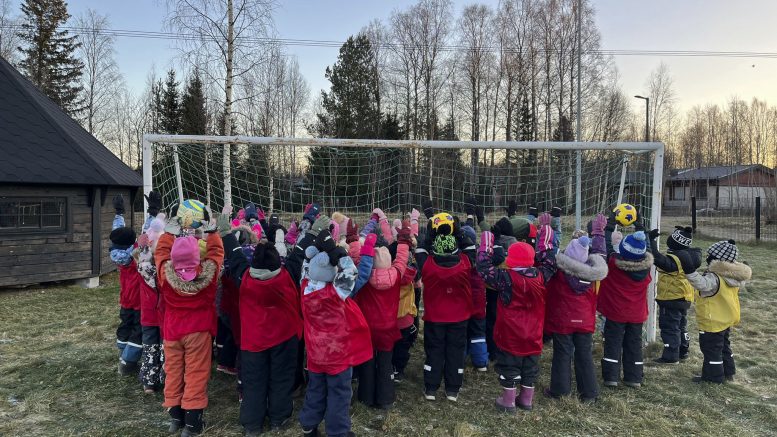 "Miten hienon joululahjan saimmekaan Länsituulen päiväkodille! Kauan etsimämme jalkapallomaalit saapuivat joulukuun aamuhämärissä päiväkodin nurmialueelle. HauPa-hallin ja "mini-stadionin" tekonurmikenttien uudistamisen yhteydessä kaksi jalkapallomaalia jäi vapaaksi ja nyt me saimme ne. Meillä on paljon innokkaita futaajia, joten maalit tulevat varmasti käyttöön! Olemme jo pitkään tehneet yhteistyötä Haukiputaan Pallon kanssa ja tämä jalkapallomaalien löytyminen on ihan HauPan ansiota! HauPan järjestämät turnaukset ovat olleet myös mahtavia tapahtumia lapsille. Suuret kiitokset HauPalle! Terveisin Länsituulen päiväkodin futaajat." Tekstin ja kuvan Rantapohjalle toimitti Anne Lukkarila Länsituulen päiväkodista.