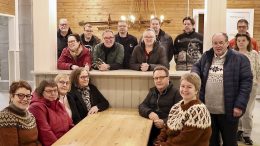 Alakylän nuorisoseuran johtokunta sai tuekseen uusia kyläläisiä, jotta seuran toiminta voi Toivolan vuokrauksineen jatkua. Kuvat: Teea Tunturi