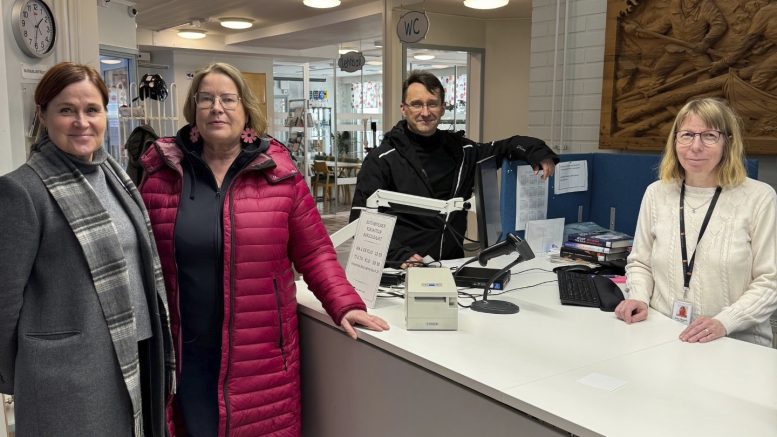 Kuntosaliyrittäjä Janne Väätäjä (takana), taloussihteeri Helka Tapio, talouspäällikkö Tapani Huhta ja Kuivaniemen Yrityksestä Sirpa Varanka (vasemmalla) sopivat kirjastosihteeri Anne Riepulan kanssa käytännön asioista. Kuva: Tapani Huhta