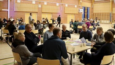 Ylikiimingin tulevaisuusiltaan Harjunkaaren saliin kokoontui tiistai-iltana keskustelemaan kaikkiaan 90 henkilöä. Aiheina olivat konkreettiset teot, joita ylikiiminkiläisten hyvinvoinnin eteen voitaisiin tehdä. Etualan pöydässä Arto Holappa, Marika Toivonen Veikko Jokikokko, Merja Perätalo, Asko Perätalo, Markku Koistinen, Saija Kainua, Sanna Goman ja Ulla Ojala keskustelivat muun muassa siitä, miten lasten ja nuorten harrastusmahdollisuuksia voisi lisätä. Kaavoitus ja omakotitonttejen puute oli monessa pöydässä kiivas keskustelun aihe. Se olisi edellytys sille, että Ylikiiminkiin saadaan uusia asukkaita. Kuva: Teea Tunturi