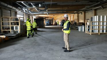 Uusi 5000-neliöinen tehdasrakennus on valmistunut nykyisen viereen. Matti Kaski kertoo, että myös Karahkan toimipisteen tuotanto siirtyy sinne loppuvuodesta. Kuvat: Tuija Järvelä-Uusitalo