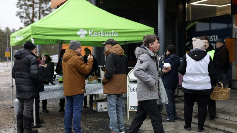 Keskustan vaalikojulla Jäälissä riitti säpinää.