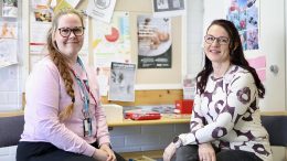 Hinni Vuopio ja Carita Savikoski ovat kiitollisia siitä, että Vesalan koululta järjestyi tila Ylikiimingin neuvolalle. Yhteistyö suunnittelussa on naisten mukaan sujunut koulun kanssa erinomaisesti. Kuvat: Teea Tunturi
