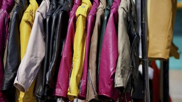 Kirjoittajat toivovat, että jatkuvan uusien vaatteiden ostamisen sijaan ostettaisiin käytettyjä ja kestäviä vaatteita esimerkiksi kirpputoreilta. Kuva: Pixabay