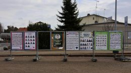 Kunnat ovat perinteisesti pystyttäneet telineet, joihin puolueet voivat laittaa ehdokasjulisteitaan. Telineet ja julisteet ilmestyivät katukuvaan loppuviikosta. Kuvat: Tuija Järvelä-Uusitalo