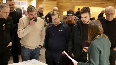 Iso Rytisuon tuulivoima-alueen kartta-aineisto kiinnosti Yli-Iin Kierikkikeskuksen tilaisuuteen osallistuneita. Tilaisuus koski ympäristövaikutusten arviointimenettelyn sisältöä ja etenemistä. Alueen kaavoitus on tällä hetkellä jäissä ja odottaa Oulun kaupungin yhdyskuntalautakunnan linjauksia. Kuva: Teea Tunturi