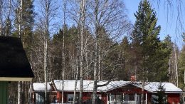Oulun kaupungin ja Kiimingin – Jäälin vesienhoitoyhdistyksen välinen kauppa Jäälinmajasta tehtiin aprillipäivänä. Kuva: Teea Tunturi