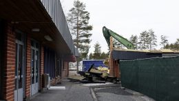 Jäälin ostarin vanhojen rakennusten purku alkoi viime viikolla. Uusia suunnitelmia on jo nurkan takana. Kuva: Teea Tunturi