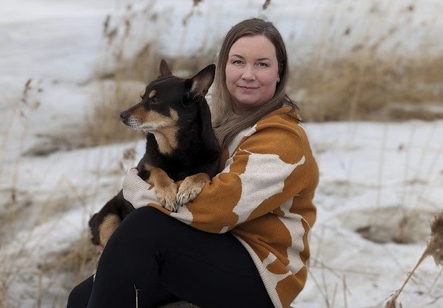 Pia Jokivirta Perämeren rantamaisemissa 13,5-vuotiaan perheen seniorin Mangon kanssa.