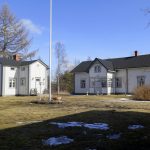 Oikealla Karhun tilan päärakennus ja vasemmalla ns, pikkupuoli Rantsilan Sipolankylässä. Nikkarityylinen päärakennus on 1790-luvun lopulta ja pikkupuoli on rakennettu 1937. Todennäköisesti paikalla on ollut asutusta jo Isonvihan, 1700–1721, aikana. Karhun tilan omisti 1800-luvun lopulle saakka Seppo Tenhun äidin sukuhaara. Seppo Tenhun äiti oli Briitta Tenhu, o.s. Karhu.