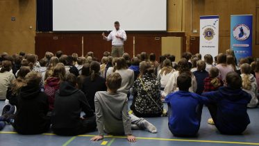 Haukiputaan Länsituulen koulun oppilaat kuuntelivat Toni Nyströmin omakohtaista tarinaa keskittyneinä. Kuva: Anu Kauppila