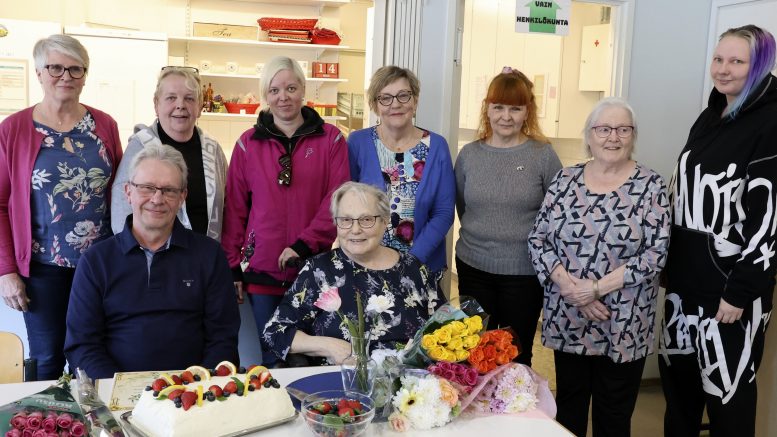 Kello-Kiviniemi alueen asukasyhdistyksen hallituksen ja yhteisötilan väkeä kokoontui muistamaan Liisa Koskelaa ja Timo Haapalaista (pöydän ääressä), kun heidät kutsuttiin yhdistyksen ensimmäisiksi kunniajäseniksi. Kuvassa takarivissä vasemmalta Tuula Haapalainen, Kirsi Haataja, Niina Alakiuttu, Raija Nisula, Arja Siika-aho, Ansku Kähkönen ja Tiia Koistinen. Kuvat: Auli Haapala