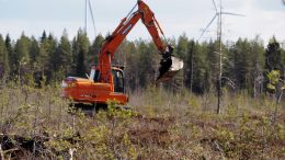 Pahkakoskella ennallistetaan Hetesuota patoamalla metsäojia. Kuva: Lauri Rantala