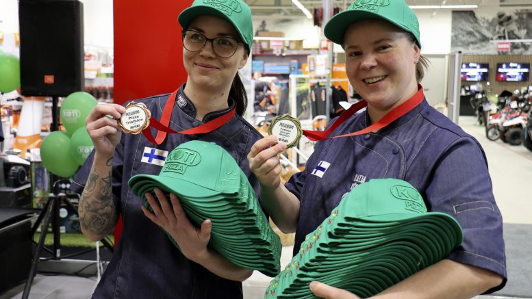 Tiia Valkola (vas.) ja Katja Körkkö jakoivat teettämiään MM-lippiksiä mestaruusjuhliin saapuneille. Kuvat: Tuija Järvelä-Uusitalo