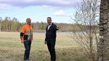 Lauri Mikkonen ja Jorma Leskelä ovat ilahtuneita siitä, että korkeimman hallinto-oikeuden tuoreen päätöksen mukaan Kiiminkijokivarren rakentaminen tulee helpottumaan voimaan jäävän tulva-aluetulkinnan myötä. Taustalla näkyy Kiiminkijoen Honkasensuvanto, ja lähialue on sitä, jolle ei tulvariskien vuoksi olisi Oulun kaupungin kaavoituksen mukaan saanut rakentaa erityisesti alueen tieyhteyden katkeamisen vuoksi. Kuva: Teea Tunturi