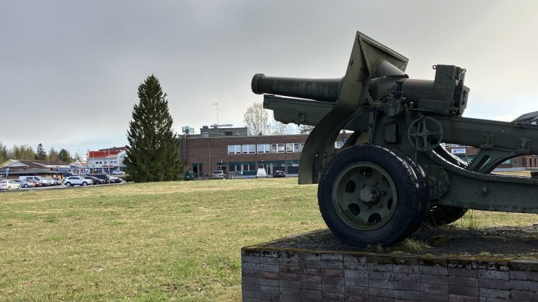 Vuonna 1917 valmistunut ranskalaisvalmisteinen kenttätykki on lahjoitettu muistoksi Haukiputaan sotien veteraaneille. Entisen kunnanviraston tontin laidalla sijaitseva tykki oli haukiputaalaisten sotilaiden käytössä talvi- ja jatkosodan taisteluissa. Kuvat: Auli Haapala