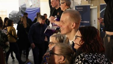 Seminaarin pääpuhuja Elastinen kertoi, kuinka hänestä tuli yksi Suomen suosituimmista ja menestyneimmistä artisteista. Puheen jälkeen oli aika ottaa yhteiskuvia. Kuvat: Tuija Järvelä-Uusitalo