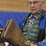 Rainer Halosen kädessä "suutarinrenki". Monenlaisia puristimia tarvittiin myös veneenteossa.