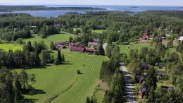 Haukipudas-seuran Rakennusperintöpäivän kesän kohteena on Halosenniemi. Kuvassa kylänraittia ja vasemmalla Runtin tila. Kuva: Leena Happonen/Hannu Lievetmursu.