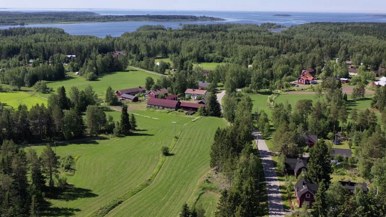 Haukipudas-seuran Rakennusperintöpäivän kesän kohteena on Halosenniemi. Kuvassa kylänraittia ja vasemmalla Runtin tila. Kuva: Leena Happonen/Hannu Lievetmursu.