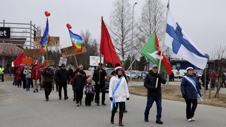 Vappukulkueessa oli kolmisenkymmentä marssijaa. Banderolleissa luki muun muassa "Ei ydinaseita Suomeen" ja Ei ilmastovelkaa lapsille". Kuvat: Tuija Järvelä-Uusitalo