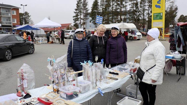 Pirjo Paaso, Eila Wiik ja Kylli Kaikkonen tarkastelivat, mitä Suoma Malon myyntipöydällä oli tarjolla. Kuvat: Tuija Järvelä-Uusitalo
