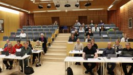 Iin kunnanvaltuuston viimeisessä kokouksessa oli paikalla Nätteporin auditoriossa 28 valtuutettua tai varavaltuutettua ja etäyhteyksien päässä 3 valtuutettua.