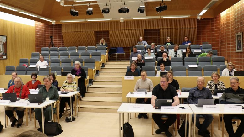Iin kunnanvaltuuston viimeisessä kokouksessa oli paikalla Nätteporin auditoriossa 28 valtuutettua tai varavaltuutettua ja etäyhteyksien päässä 3 valtuutettua.