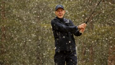 Jarmo J. Husso on avauslyöntinsä suorittanut. Kuva Matti Tieksola