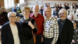 Kiiminkiläiset Timo Erkkilä, Anni-Maria Niemelä, Tapio Ukura, Lauri Mikkonen ja Martti "Morke" Runtti pääsivät kilpailemaan kotilavalla, kun Eläkeliiton Pohjois-Pohjanmaan piirin karaoken pohjoinen karsintakilpailu käytiin Alakylän Toivolassa. Kuva: Teea Tunturi