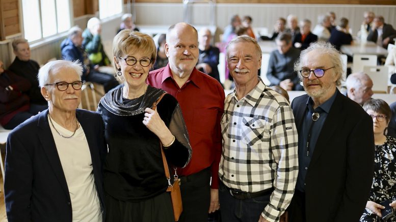 Kiiminkiläiset Timo Erkkilä, Anni-Maria Niemelä, Tapio Ukura, Lauri Mikkonen ja Martti "Morke" Runtti pääsivät kilpailemaan kotilavalla, kun Eläkeliiton Pohjois-Pohjanmaan piirin karaoken pohjoinen karsintakilpailu käytiin Alakylän Toivolassa. Kuva: Teea Tunturi