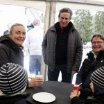 Jutta Halonen, Paavo Vehkaperä ja Timo Halonen koulumuistojen äärellä.