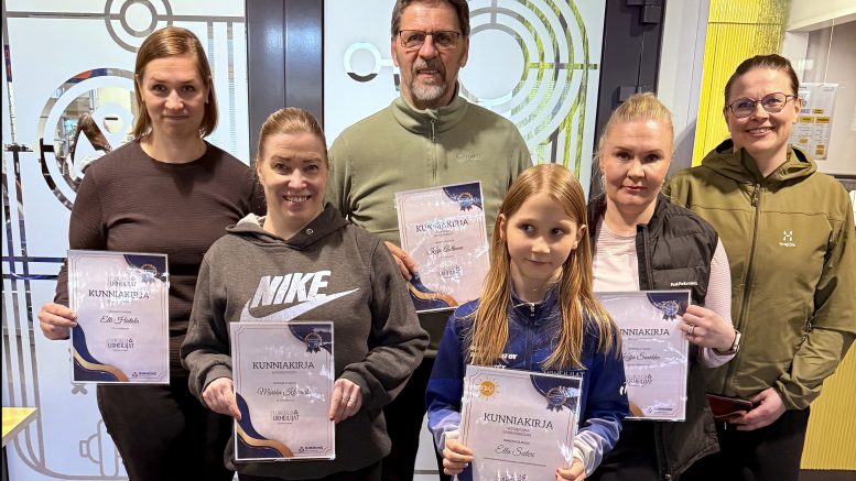 Kevätkokouksessa palkittuja yhteiskuvassa: Elli Hietala (vas.), Marika Kleemola, Keijo Aaltonen, Ella Seiteri, Katja Savikko ja Niina Juuso.