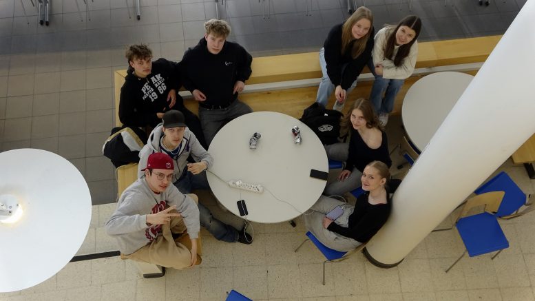 Luovan kirjoittamisen opintojakson oppilaita yhteiskuvassa. He ovat kirjoittaneet Rantsikkaan muutamia juttuja, joita julkaistaan kevään ja alkukesän aikana. Ensimmäisestä jutusta selviää, miksi Kiimingin lukio on niin viehättävä paikka opiskella. Kuva: Aapo Mänty