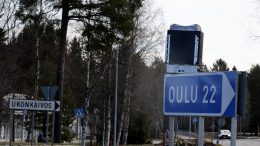 Saunankiuas on jälleen tutulla paikallaan Haukiputaan keskustan liikenneympyrässä. Kuva: Auli Haapala