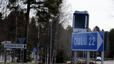 Saunankiuas on jälleen tutulla paikallaan Haukiputaan keskustan liikenneympyrässä. Kuva: Auli Haapala
