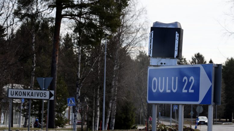 Saunankiuas komeilee jälleen Haukiputaan liikenneympyrässä ja herättää arvuutteluja sen laittajasta. Kuva: Auli Haapala