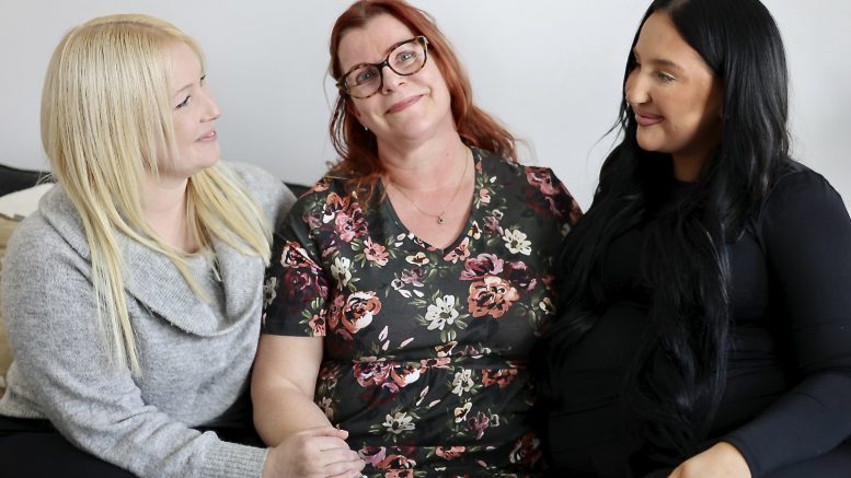 Leena Kontio kuvailee esikoistaan Maria energiseksi, innostuvaksi ja tosi rakkaaksi. Mari puolestaan kuvailee Leena-äitiään vahvaksi, rohkeaksi ja rakastavaksi. Amandan mielestä oma äiti on päättäväinen, varma, rakastava ja huolehtiva nainen. Tämän kuvan kuvaushetkellä Amandan laskettuun aikaan oli vielä viikko. Kuva: Teea Tunturi