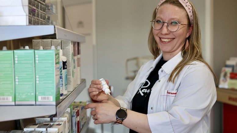 Optometristi Riikka Torvela kertoo, että kuivasilmäisyyden ensisijainen hoitomuoto on silmätipat, joita on monenlaisia. Osa valmisteista sisältää säilöntäaineita, mutta pitkäaikaisessa käytössä suositellaan säilöntäaineettomia valmisteita, jotka ovat hellävaraisempia silmän pinnalle. Kuva: Teea Tunturi