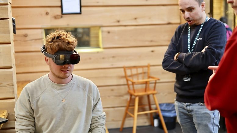Joni Viitala katseli Kynkäänsuon tuuli- ja aurinkovoimahankkeen havainnekuvia 3D-lasien välityksellä. Neovan Joni Vainio opasti käytössä. Viitalan mielestä 3D-lasit toivat näkymään todenmukaisuutta, jonka avulla myllyjen näkyvyyttä on helpompi arvioida. Kuvat: Teea Tunturi