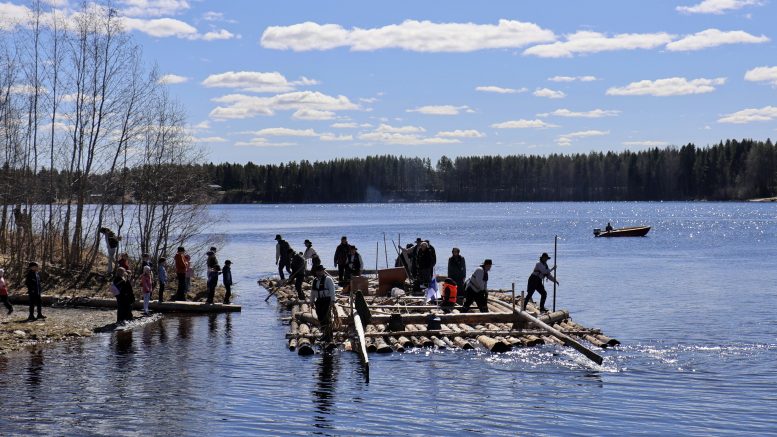 Perinteitä kunnioittava Iijoen tukkilautta rantautui Jakun koulun rantaan nyt neljättä kertaa. Kuvat: Tuija Järvelä-Uusitalo