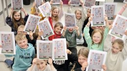 li-Iin koulun tokaluokkalaiset viettivät luokkalehtensä julkaisutilaisuutta viime perjantaina. Oppilaat näkivät valmiin lehden itsekin vasta juhlassa, joten jännitystä oli ilmassa paljon. Julkkarit olivat lauluineen, puheineen ja herkkuineen juhlava tilaisuus, ja sekä juhlasta että lehden tekemisestä jää varmasti mukavia muistoja mieleen. Kuva: Teea Tunturi