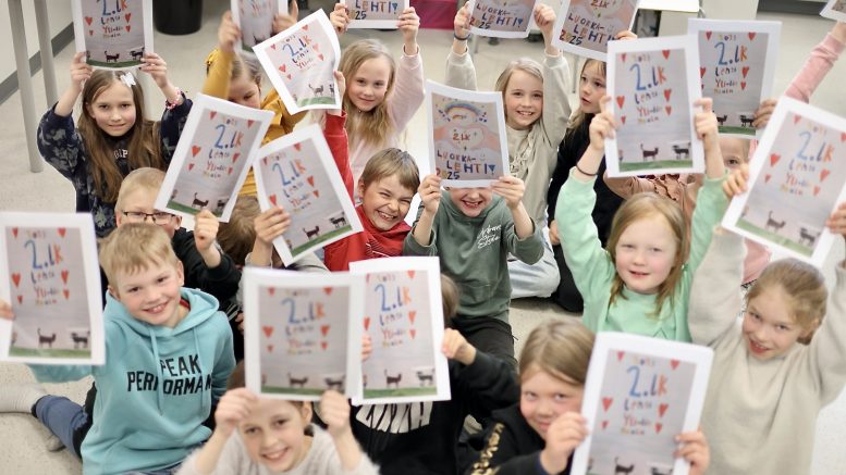 li-Iin koulun tokaluokkalaiset viettivät luokkalehtensä julkaisutilaisuutta viime perjantaina. Oppilaat näkivät valmiin lehden itsekin vasta juhlassa, joten jännitystä oli ilmassa paljon. Julkkarit olivat lauluineen, puheineen ja herkkuineen juhlava tilaisuus, ja sekä juhlasta että lehden tekemisestä jää varmasti mukavia muistoja mieleen. Kuva: Teea Tunturi